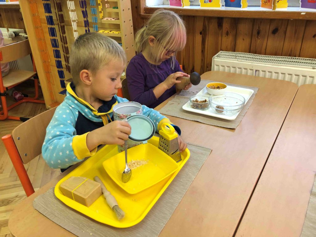 Montessori školička
Praktické činnosti