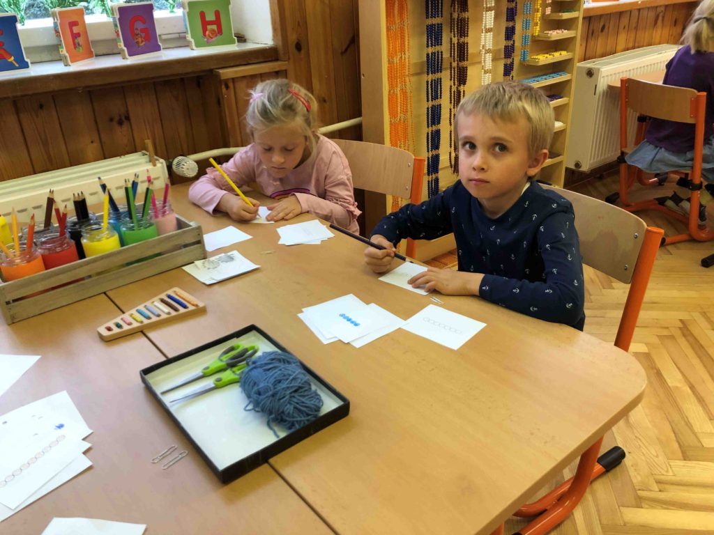 Montessori školička
Tvorba knížečky s perlovým materiálem (barevné číselné kódování)